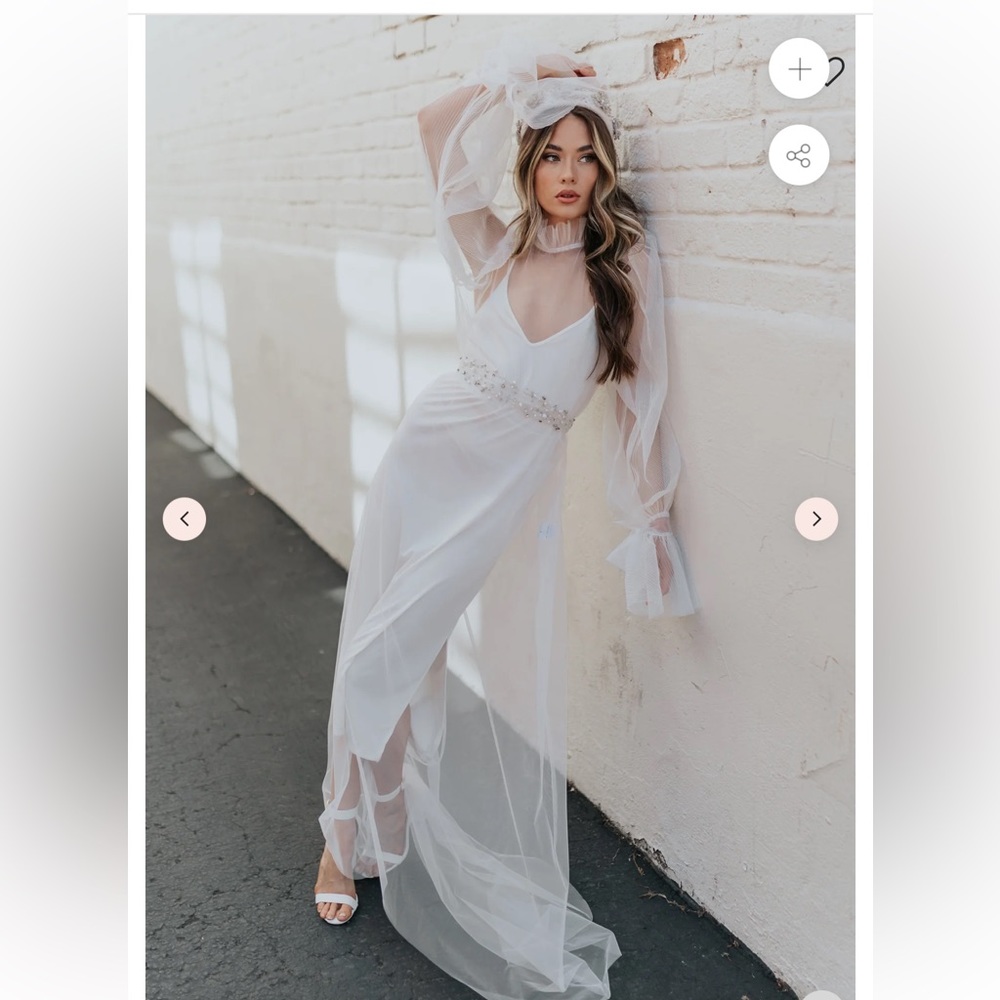 Cute little white dress!